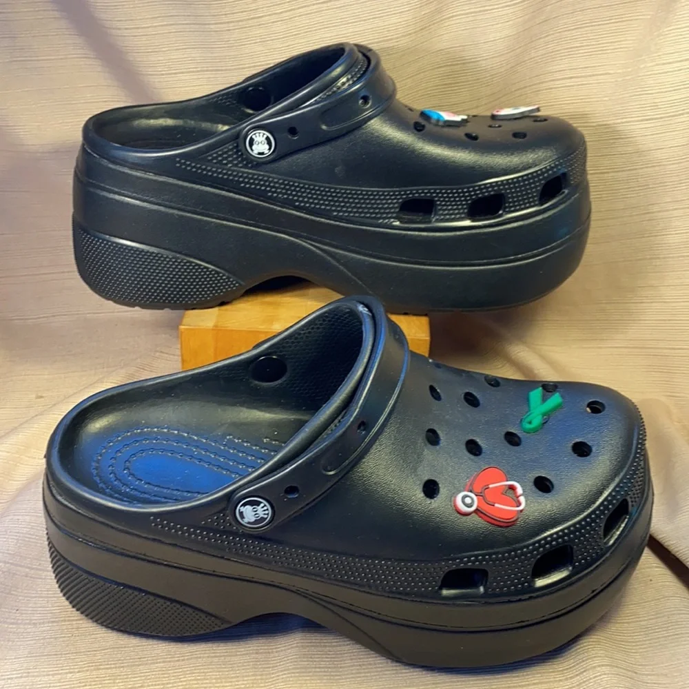 NWOT never worn platform mules w/4 nurse jibbitz